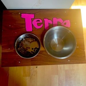 Customizable food/water dish holder for large dogs